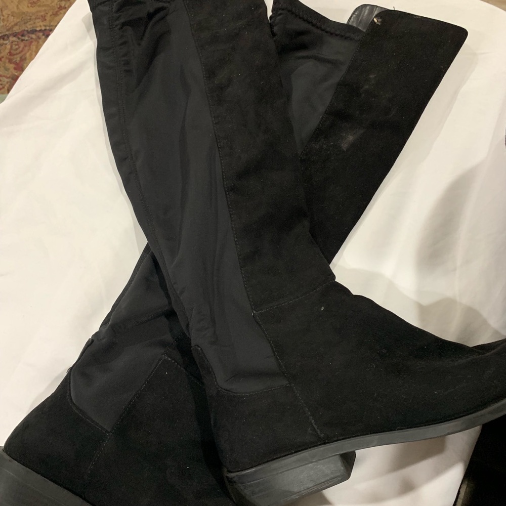 Knee high boots with flexibility in Calf